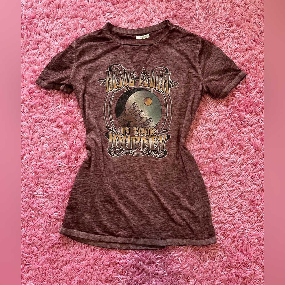 NWOT - Women's Graphic Tee - Maroon